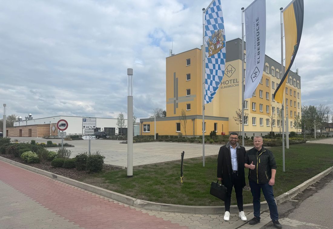 Omer Shersad vor dem Hotel Elbebrücke